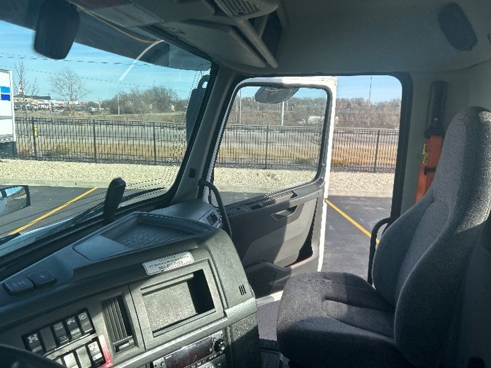 Day Cab Tractor-Heavy Duty Tractors-Volvo-2021-VNR64300-East Chicago-IN-607,342\n\t\tmiles-$ 29,500 - Image 10