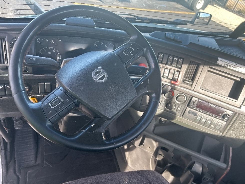 Day Cab Tractor-Heavy Duty Tractors-Volvo-2021-VNR64300-East Chicago-IN-607,342\n\t\tmiles-$ 29,500 - Image 11