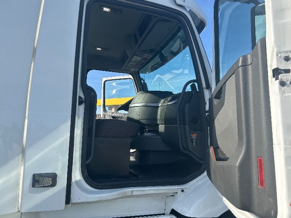 Day Cab Tractor-Heavy Duty Tractors-Volvo-2021-VNR64300-East Chicago-IN-607,342\n\t\tmiles-$ 29,500 - Image 12