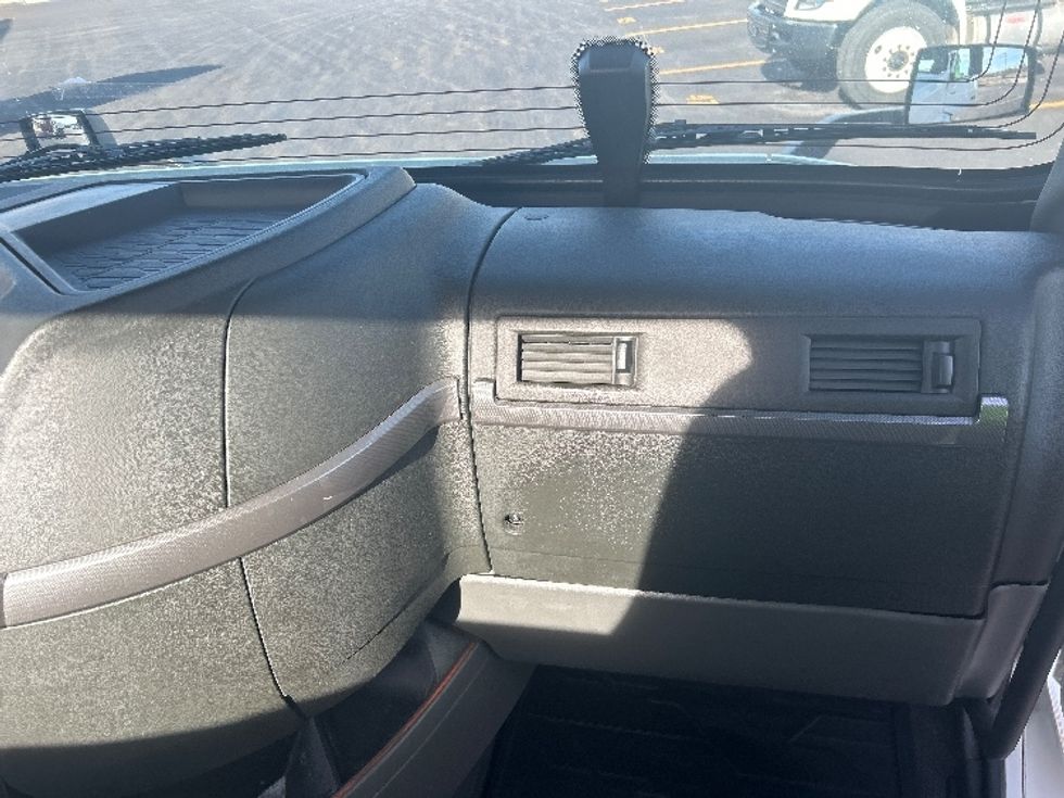 Day Cab Tractor-Heavy Duty Tractors-Volvo-2021-VNR64300-East Chicago-IN-607,342\n\t\tmiles-$ 29,500 - Image 13