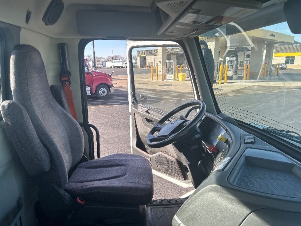Day Cab Tractor-Heavy Duty Tractors-Volvo-2021-VNR64300-East Chicago-IN-607,342\n\t\tmiles-$ 29,500 - Image 14
