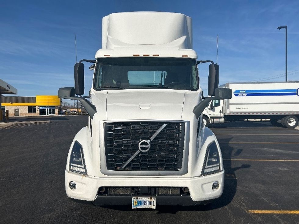 Day Cab Tractor-Heavy Duty Tractors-Volvo-2021-VNR64300-East Chicago-IN-607,342\n\t\tmiles-$ 29,500 - Image 2
