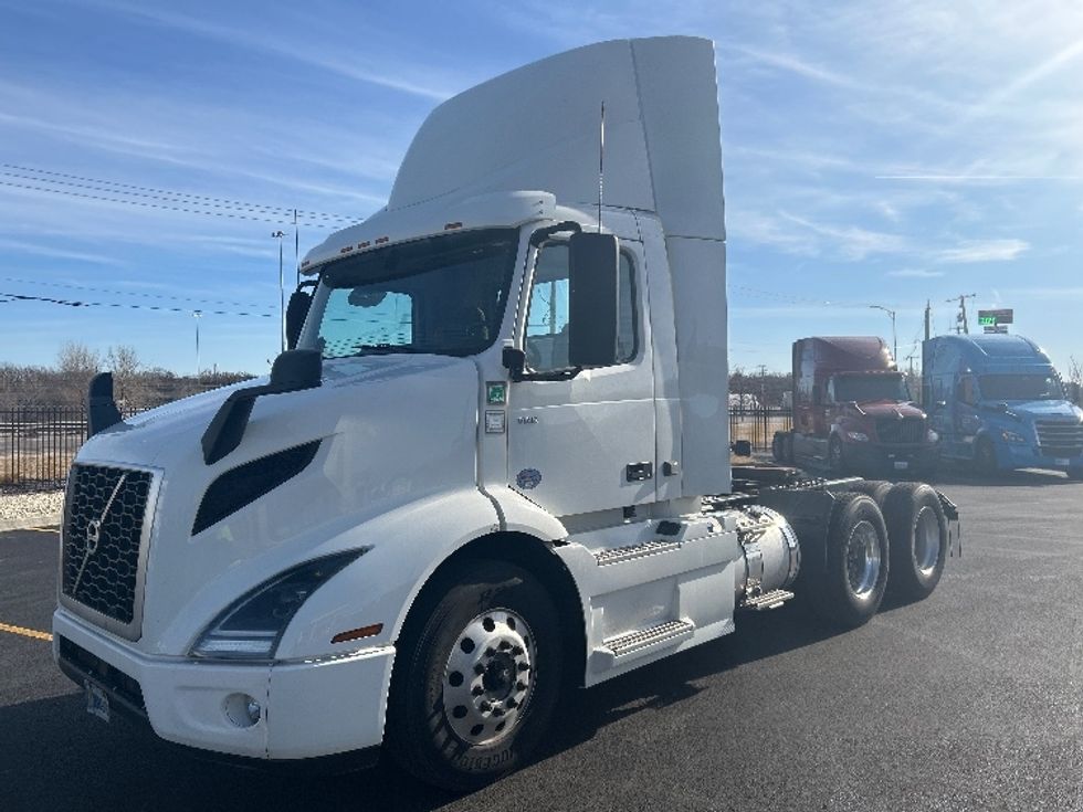 Day Cab Tractor-Heavy Duty Tractors-Volvo-2021-VNR64300-East Chicago-IN-607,342\n\t\tmiles-$ 29,500 - Image 3