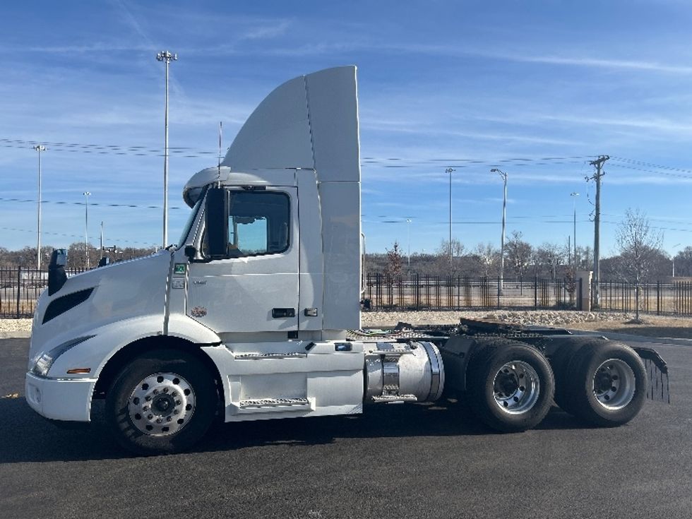 Day Cab Tractor-Heavy Duty Tractors-Volvo-2021-VNR64300-East Chicago-IN-607,342\n\t\tmiles-$ 29,500 - Image 4