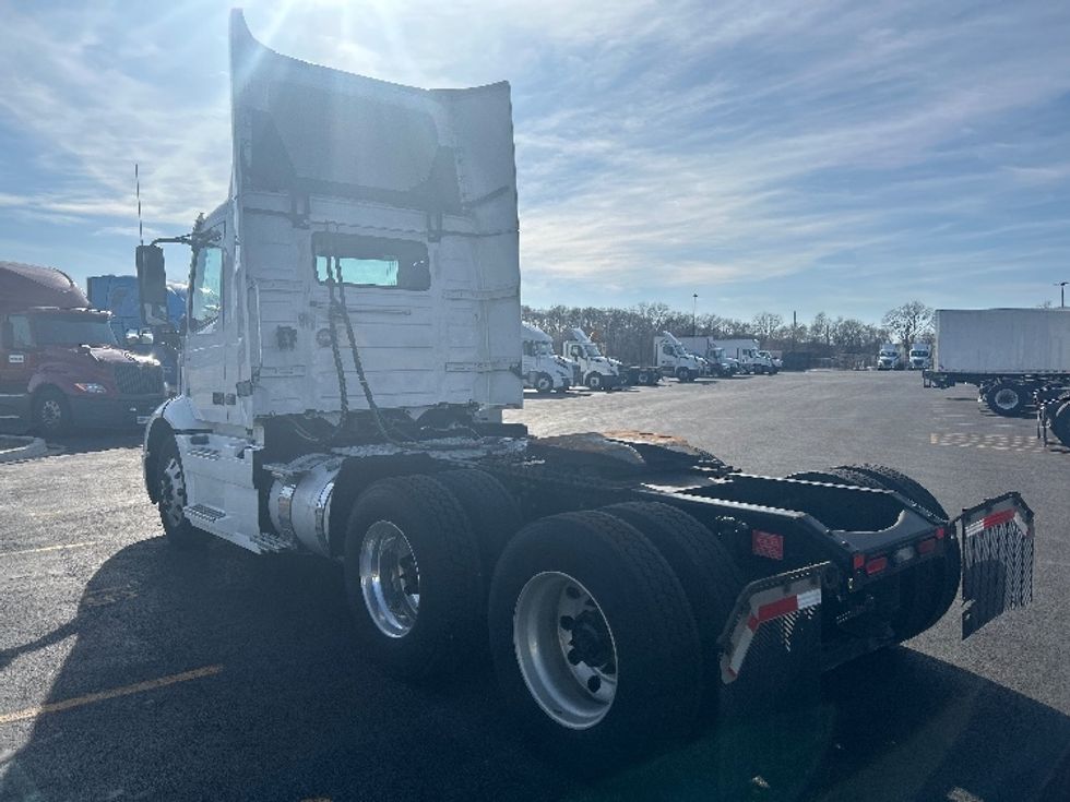 Day Cab Tractor-Heavy Duty Tractors-Volvo-2021-VNR64300-East Chicago-IN-607,342\n\t\tmiles-$ 29,500 - Image 5