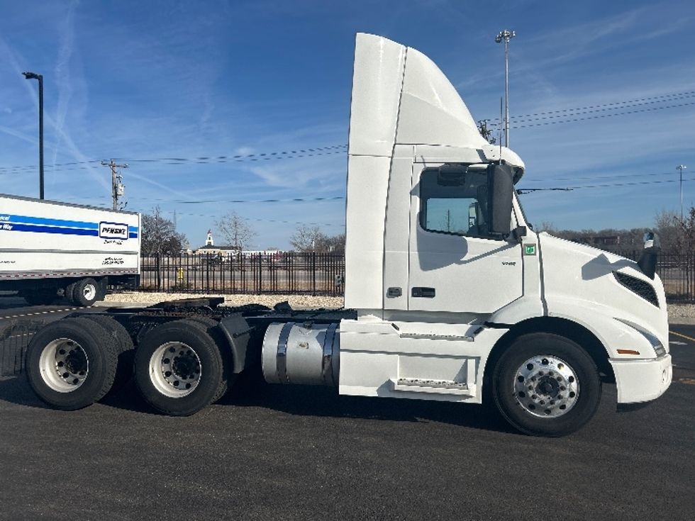 Day Cab Tractor-Heavy Duty Tractors-Volvo-2021-VNR64300-East Chicago-IN-607,342\n\t\tmiles-$ 29,500 - Image 8