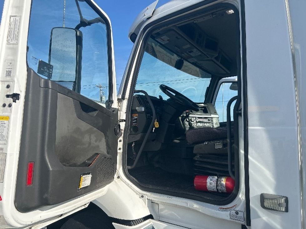 Day Cab Tractor-Heavy Duty Tractors-Volvo-2021-VNR64300-East Chicago-IN-607,342\n\t\tmiles-$ 29,500 - Image 9