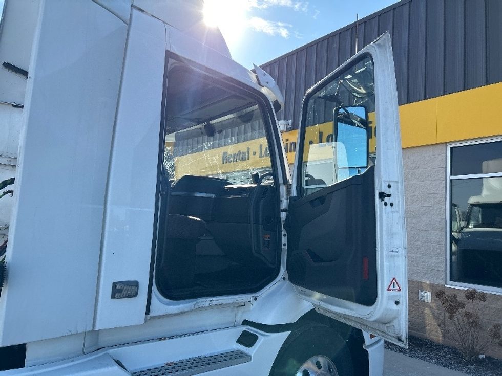 Day Cab Tractor-Heavy Duty Tractors-Volvo-2021-VNR64300-East Chicago-IN-609,837\n\t\tmiles-$ 29,250 - Image 10