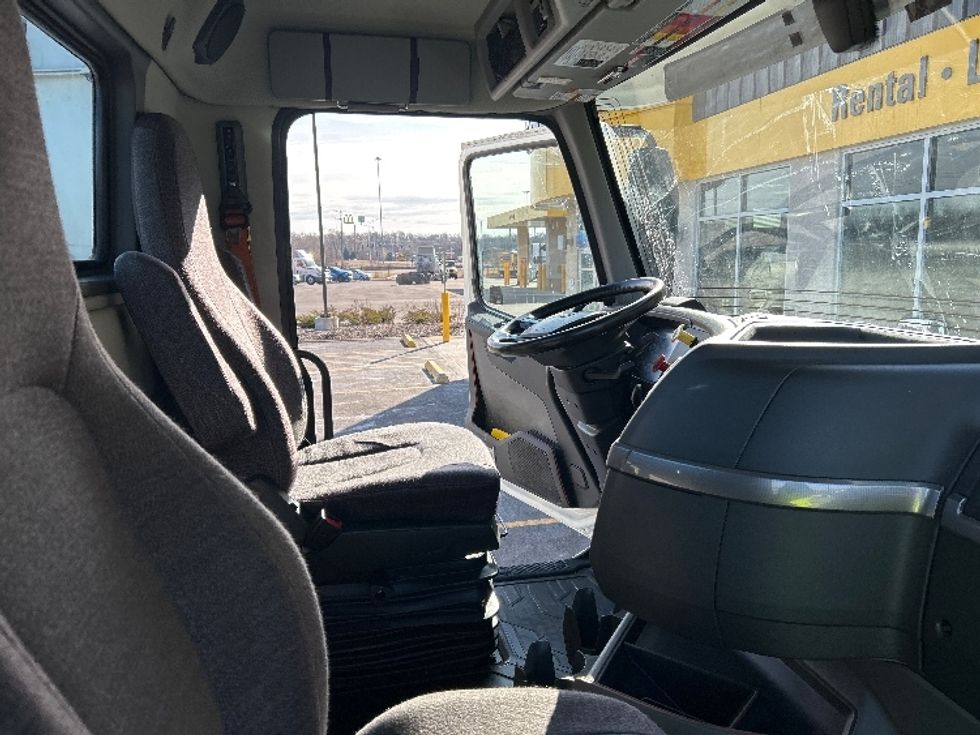 Day Cab Tractor-Heavy Duty Tractors-Volvo-2021-VNR64300-East Chicago-IN-609,837\n\t\tmiles-$ 29,250 - Image 12