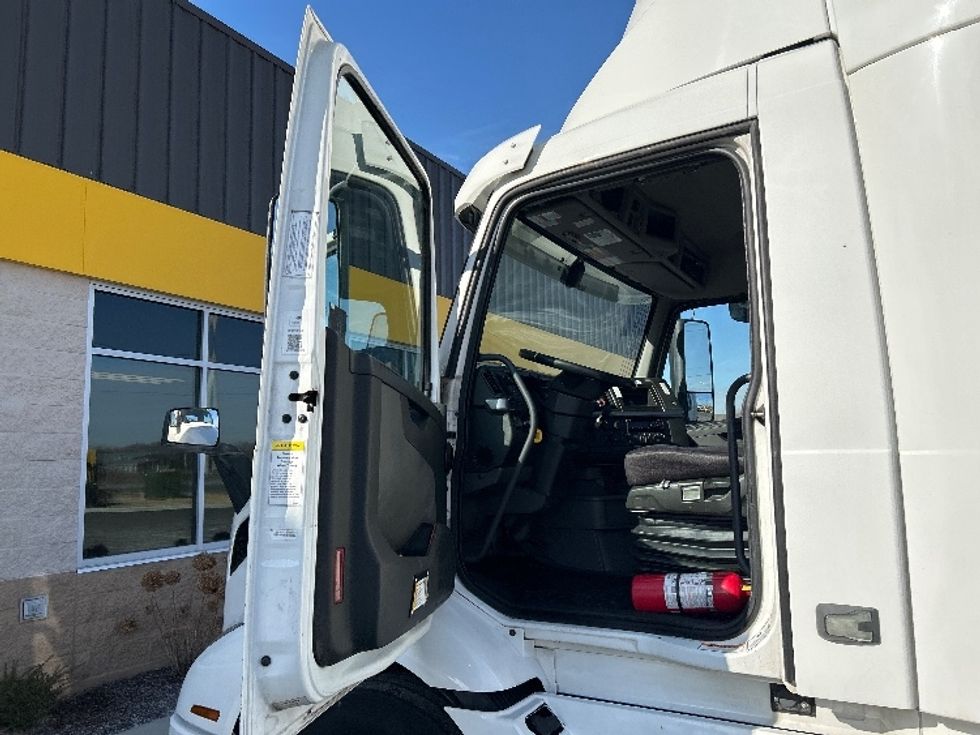 Day Cab Tractor-Heavy Duty Tractors-Volvo-2021-VNR64300-East Chicago-IN-609,837\n\t\tmiles-$ 29,250 - Image 7