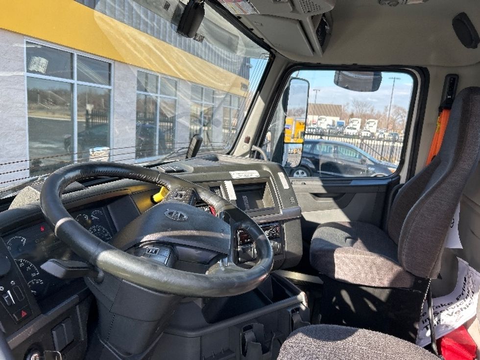 Day Cab Tractor-Heavy Duty Tractors-Volvo-2021-VNR64300-East Chicago-IN-609,837\n\t\tmiles-$ 29,250 - Image 8