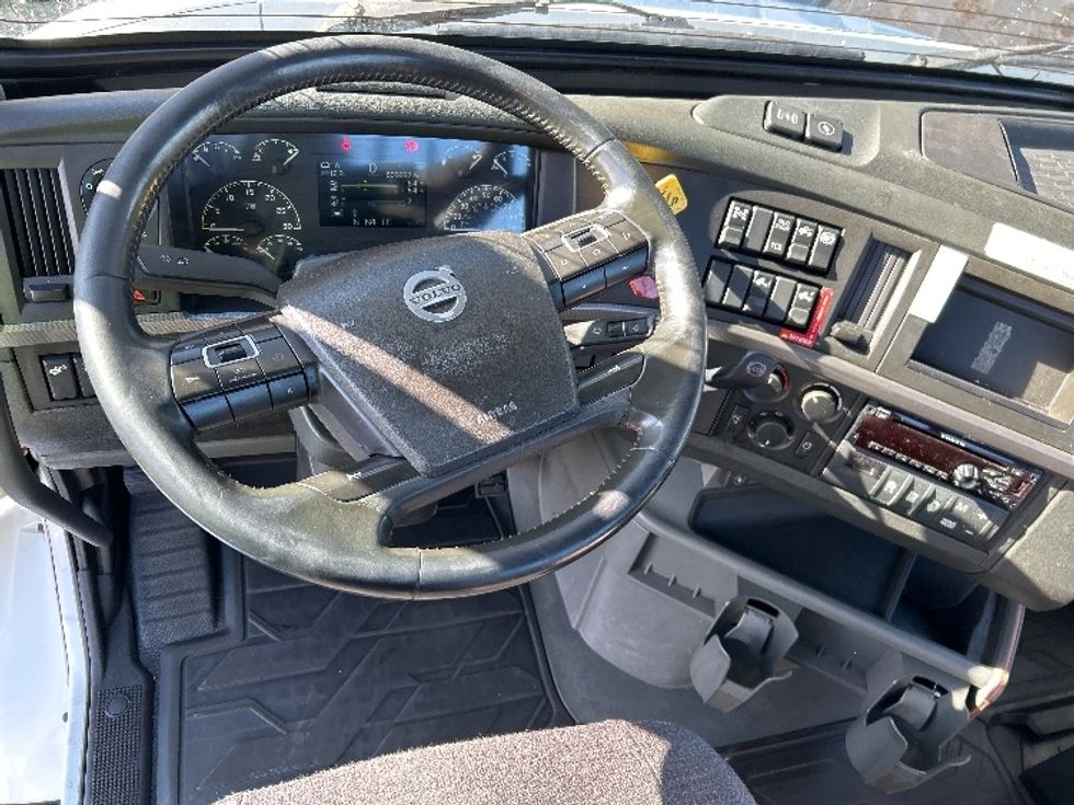 Day Cab Tractor-Heavy Duty Tractors-Volvo-2021-VNR64300-East Chicago-IN-609,837\n\t\tmiles-$ 29,250 - Image 9