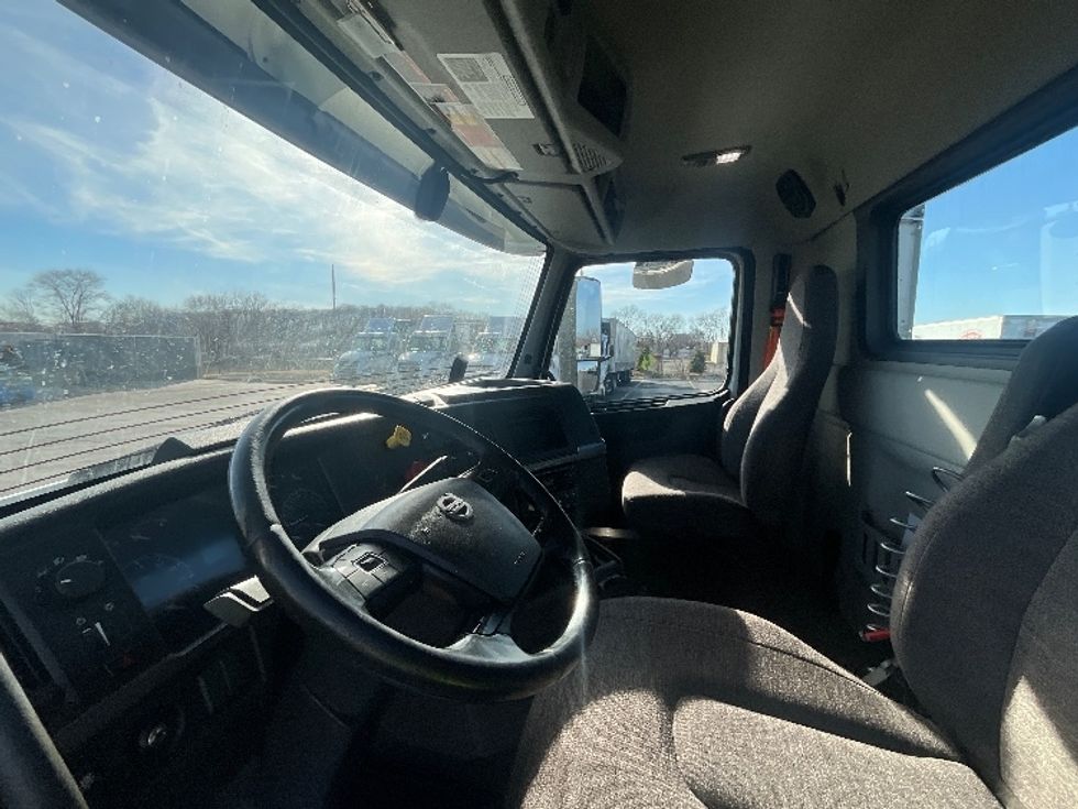 Day Cab Tractor-Heavy Duty Tractors-Volvo-2021-VNR64300-East Chicago-IN-623,493\n\t\tmiles-$ 29,000 - Image 10