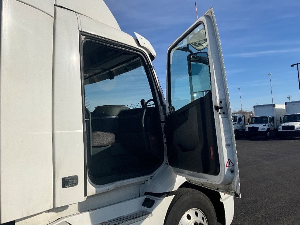 Day Cab Tractor-Heavy Duty Tractors-Volvo-2021-VNR64300-East Chicago-IN-623,493\n\t\tmiles-$ 29,000 - Image 12