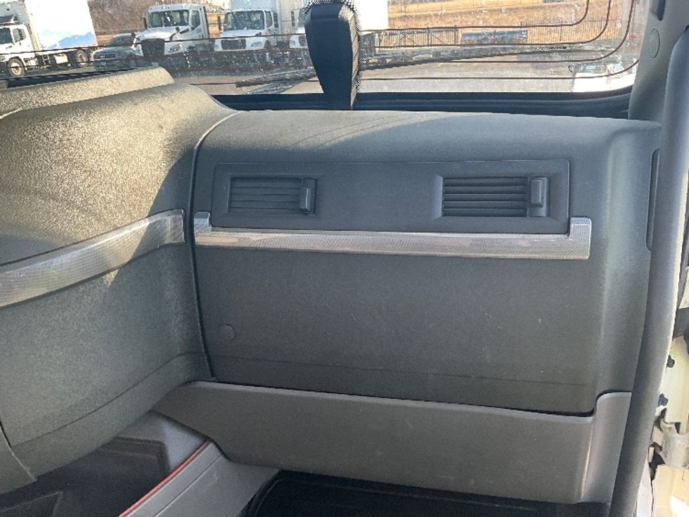 Day Cab Tractor-Heavy Duty Tractors-Volvo-2021-VNR64300-East Chicago-IN-623,493\n\t\tmiles-$ 29,000 - Image 13