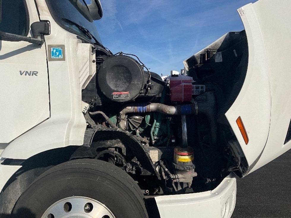 Day Cab Tractor-Heavy Duty Tractors-Volvo-2021-VNR64300-East Chicago-IN-623,493\n\t\tmiles-$ 29,000 - Image 15