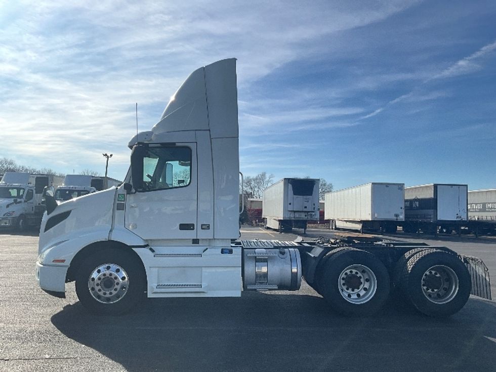 Day Cab Tractor-Heavy Duty Tractors-Volvo-2021-VNR64300-East Chicago-IN-623,493\n\t\tmiles-$ 29,000 - Image 4