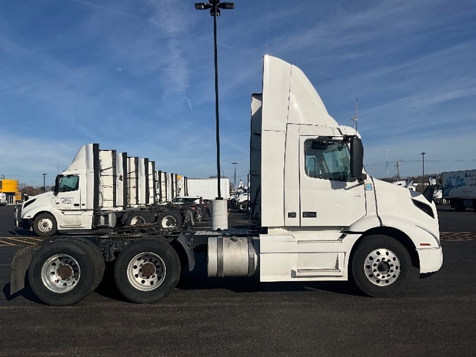 Day Cab Tractor-Heavy Duty Tractors-Volvo-2021-VNR64300-East Chicago-IN-623,493\n\t\tmiles-$ 29,000 - Image 8