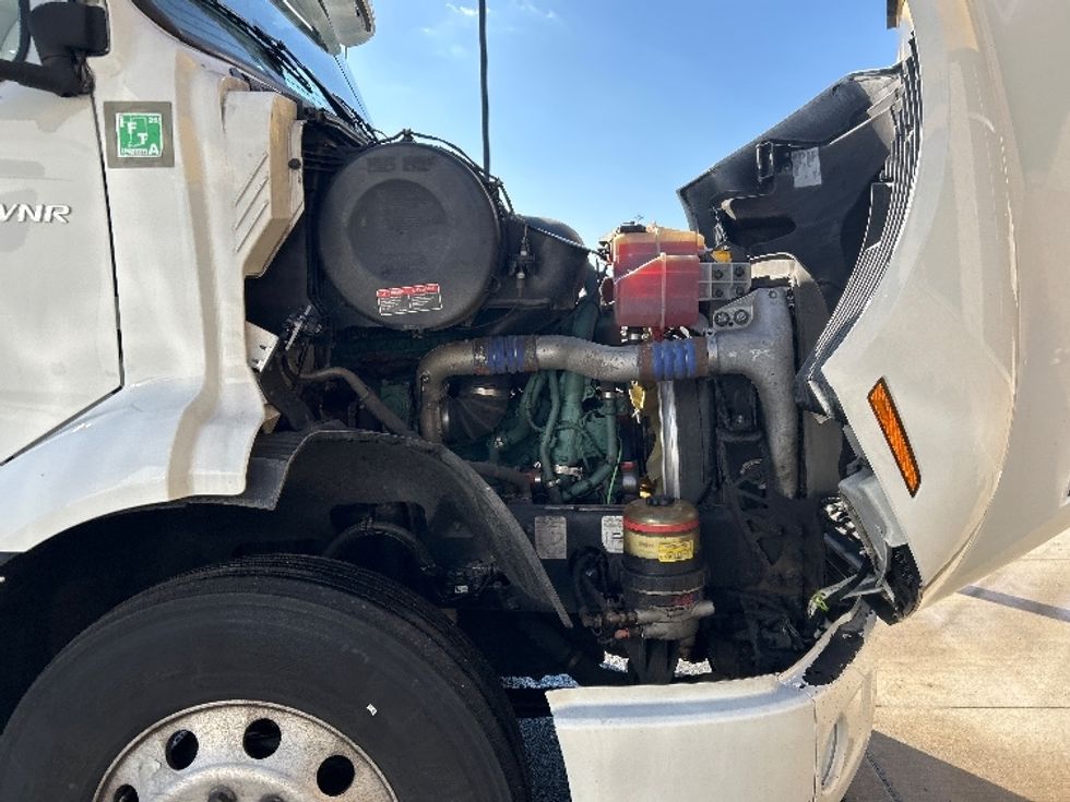 Day Cab Tractor-Heavy Duty Tractors-Volvo-2021-VNR64300-East Chicago-IN-632,165\n\t\tmiles-$ 29,000 - Image 11