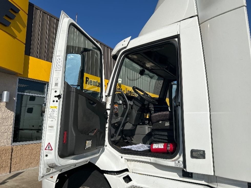 Day Cab Tractor-Heavy Duty Tractors-Volvo-2021-VNR64300-East Chicago-IN-632,165\n\t\tmiles-$ 29,000 - Image 12