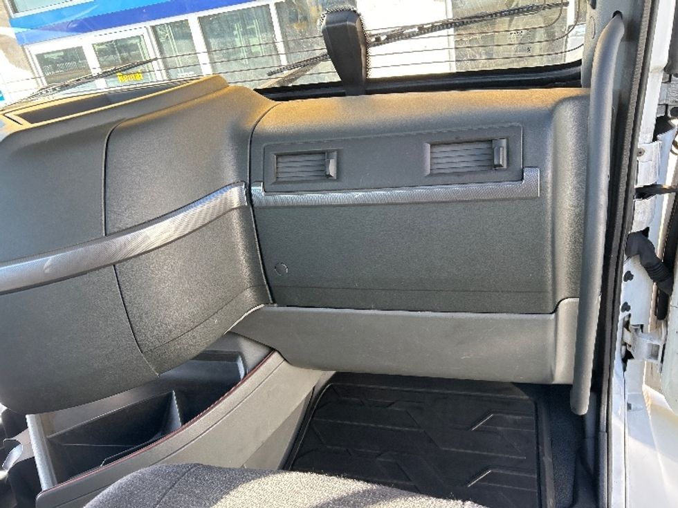 Day Cab Tractor-Heavy Duty Tractors-Volvo-2021-VNR64300-East Chicago-IN-632,165\n\t\tmiles-$ 29,000 - Image 8