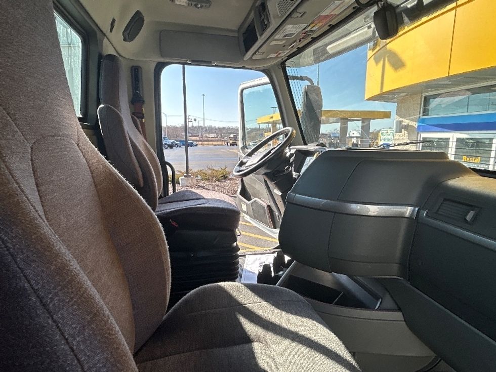 Day Cab Tractor-Heavy Duty Tractors-Volvo-2021-VNR64300-East Chicago-IN-632,165\n\t\tmiles-$ 29,000 - Image 9