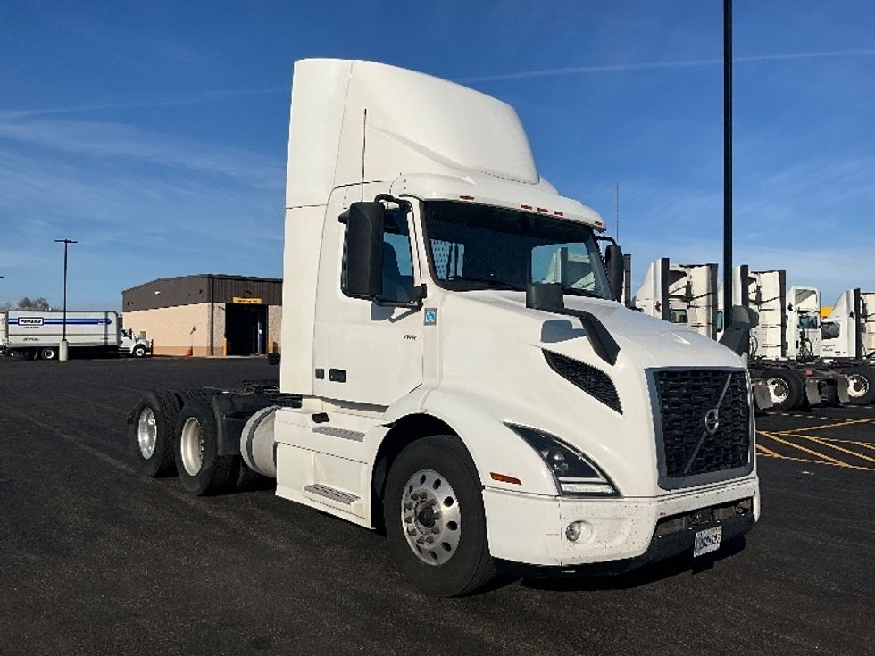 Day Cab Tractor-Heavy Duty Tractors-Volvo-2021-VNR64300-East Chicago-IN-634,082\n\t\tmiles-$ 29,000 - Image 1