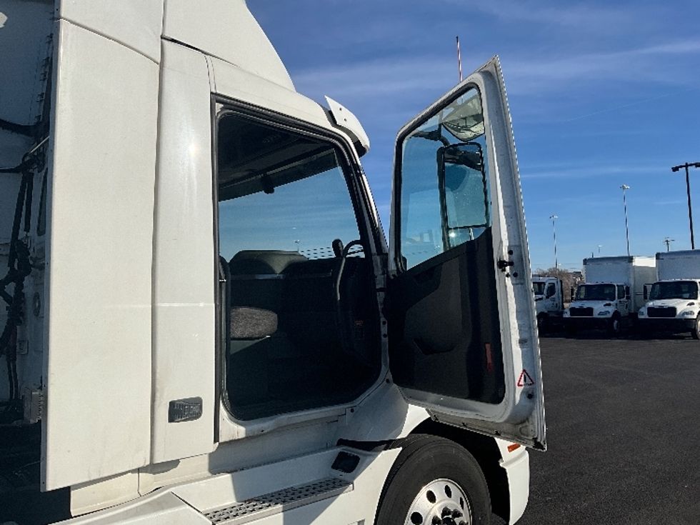 Day Cab Tractor-Heavy Duty Tractors-Volvo-2021-VNR64300-East Chicago-IN-634,082\n\t\tmiles-$ 29,000 - Image 12