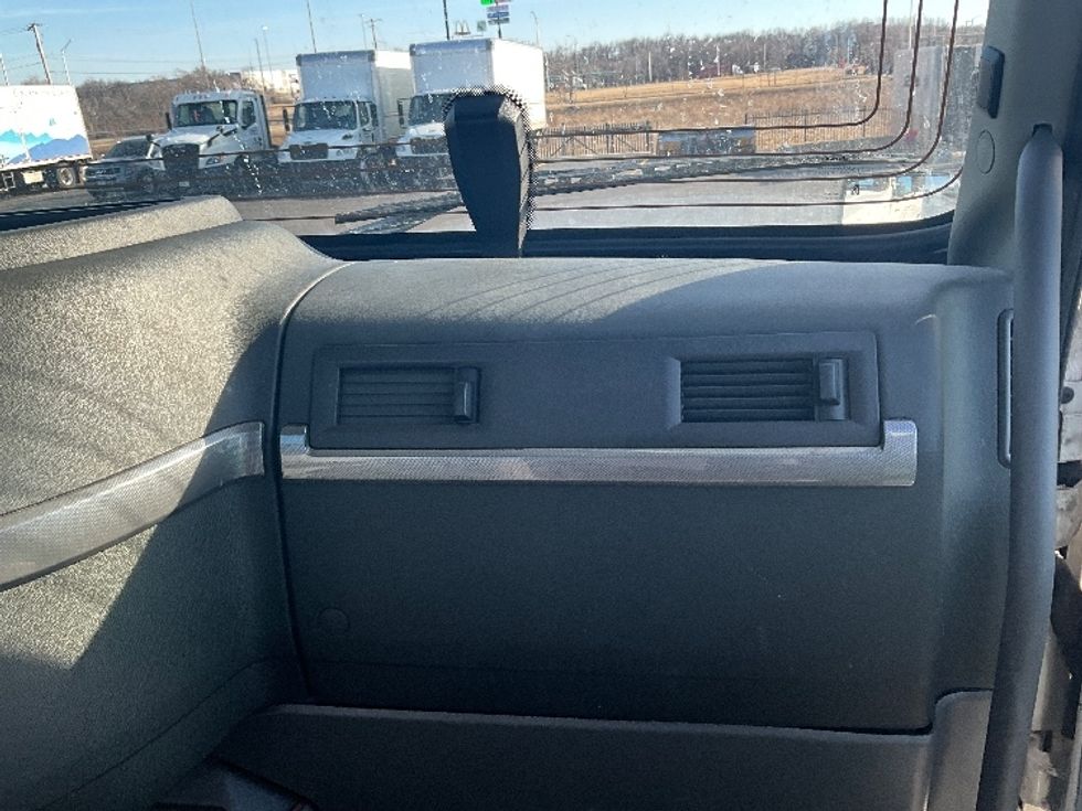 Day Cab Tractor-Heavy Duty Tractors-Volvo-2021-VNR64300-East Chicago-IN-634,082\n\t\tmiles-$ 29,000 - Image 13