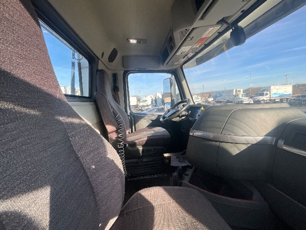 Day Cab Tractor-Heavy Duty Tractors-Volvo-2021-VNR64300-East Chicago-IN-634,082\n\t\tmiles-$ 29,000 - Image 14