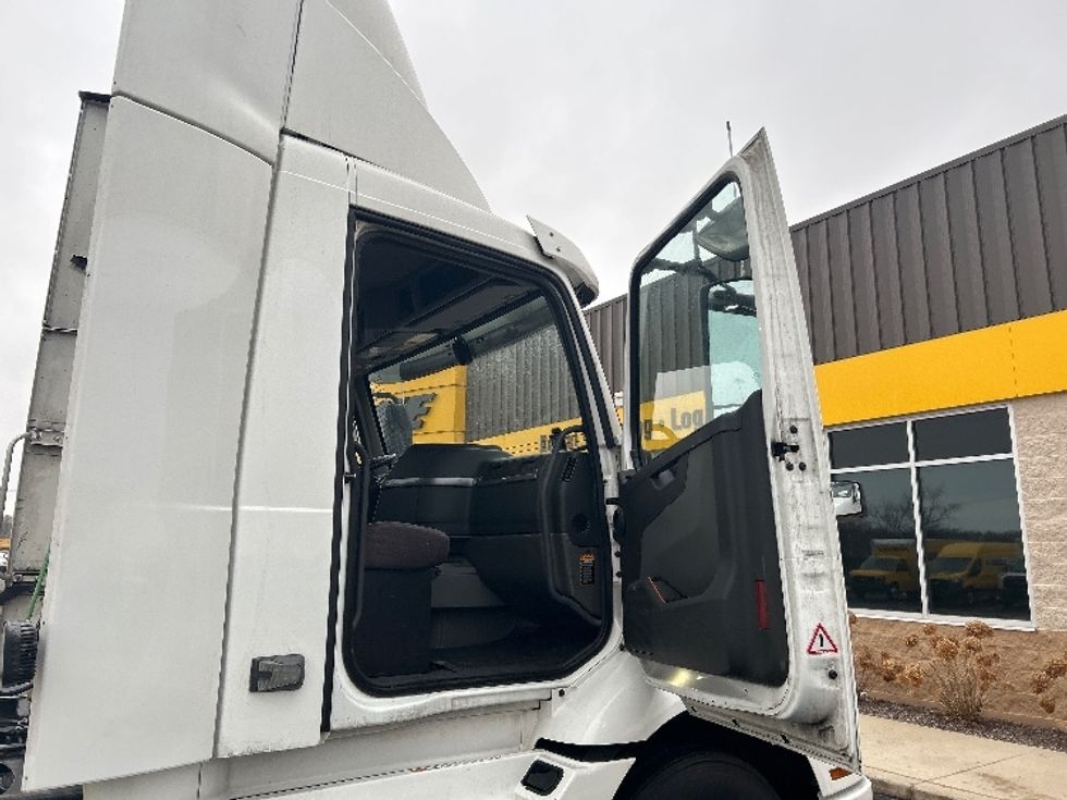 Day Cab Tractor-Heavy Duty Tractors-Volvo-2021-VNR64300-East Chicago-IN-658,711\n\t\tmiles-$ 29,000 - Image 10