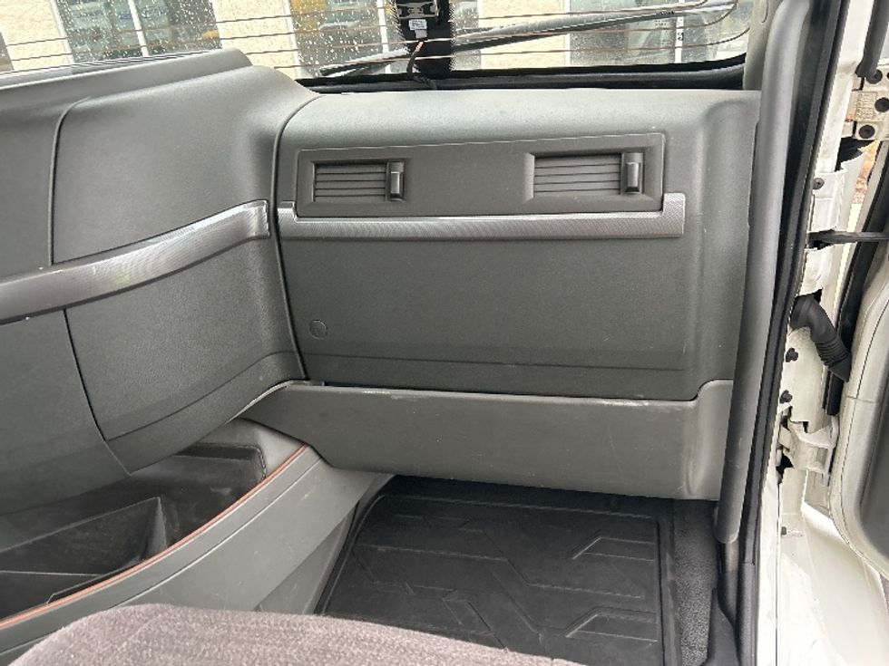 Day Cab Tractor-Heavy Duty Tractors-Volvo-2021-VNR64300-East Chicago-IN-658,711\n\t\tmiles-$ 29,000 - Image 11