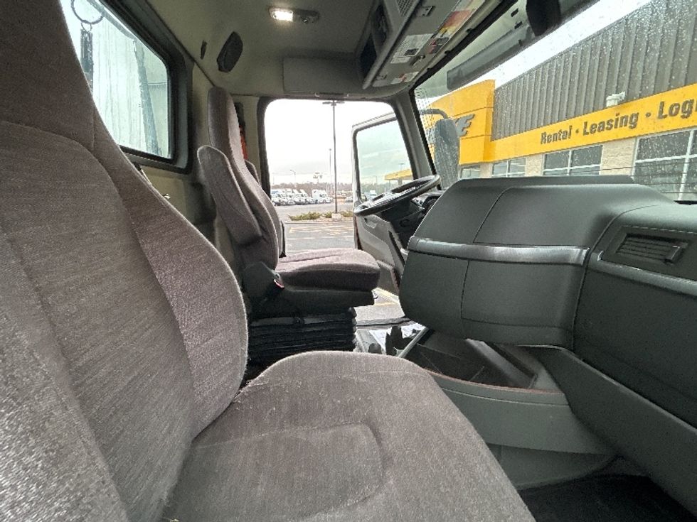 Day Cab Tractor-Heavy Duty Tractors-Volvo-2021-VNR64300-East Chicago-IN-658,711\n\t\tmiles-$ 29,000 - Image 12