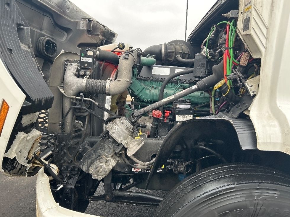 Day Cab Tractor-Heavy Duty Tractors-Volvo-2021-VNR64300-East Chicago-IN-658,711\n\t\tmiles-$ 29,000 - Image 14