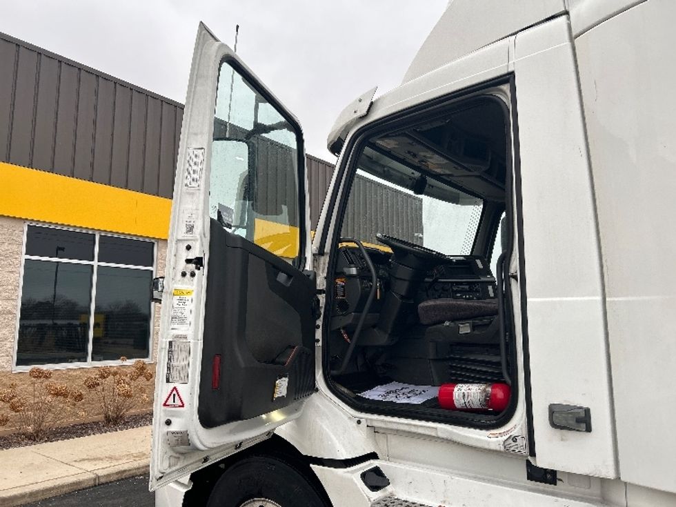 Day Cab Tractor-Heavy Duty Tractors-Volvo-2021-VNR64300-East Chicago-IN-658,711\n\t\tmiles-$ 29,000 - Image 7