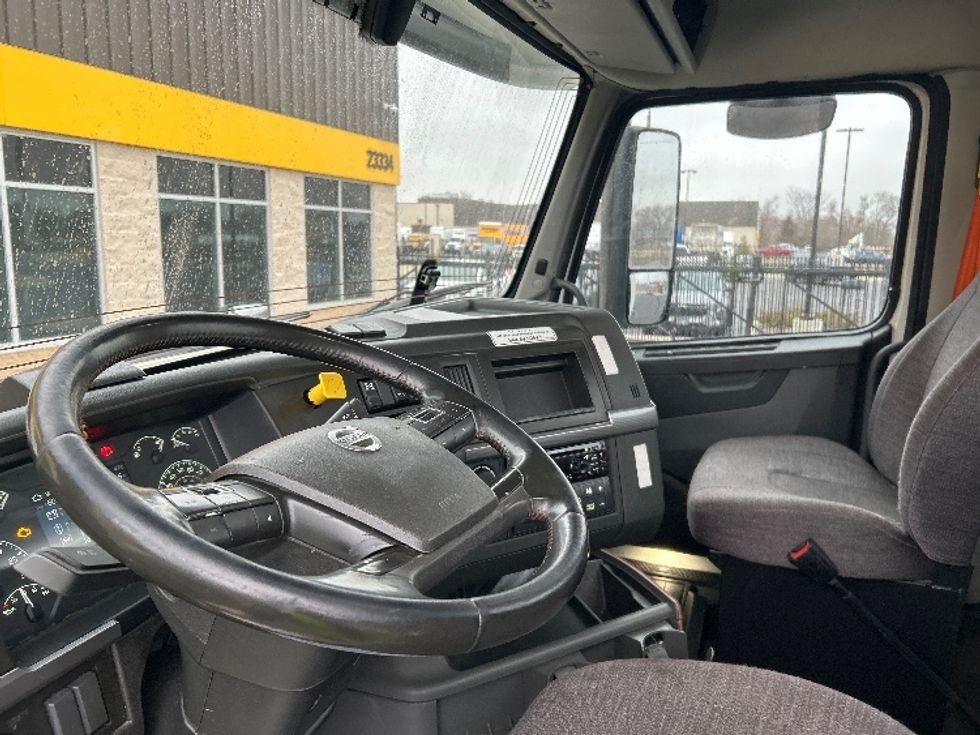Day Cab Tractor-Heavy Duty Tractors-Volvo-2021-VNR64300-East Chicago-IN-658,711\n\t\tmiles-$ 29,000 - Image 8