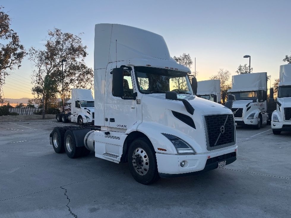Day Cab Tractor-Heavy Duty Tractors-Volvo-2021-VNR64300-Fontana-CA-497,332\n\t\tmiles-$ 41,000 - Image 1