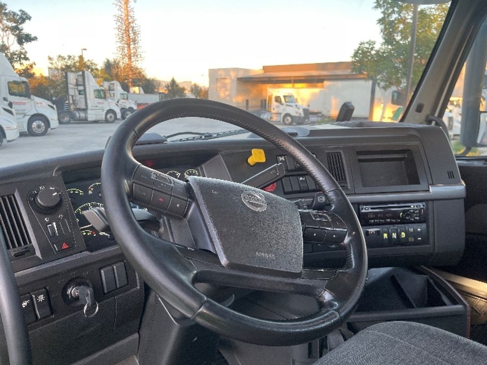 Day Cab Tractor-Heavy Duty Tractors-Volvo-2021-VNR64300-Fontana-CA-497,332\n\t\tmiles-$ 41,000 - Image 10