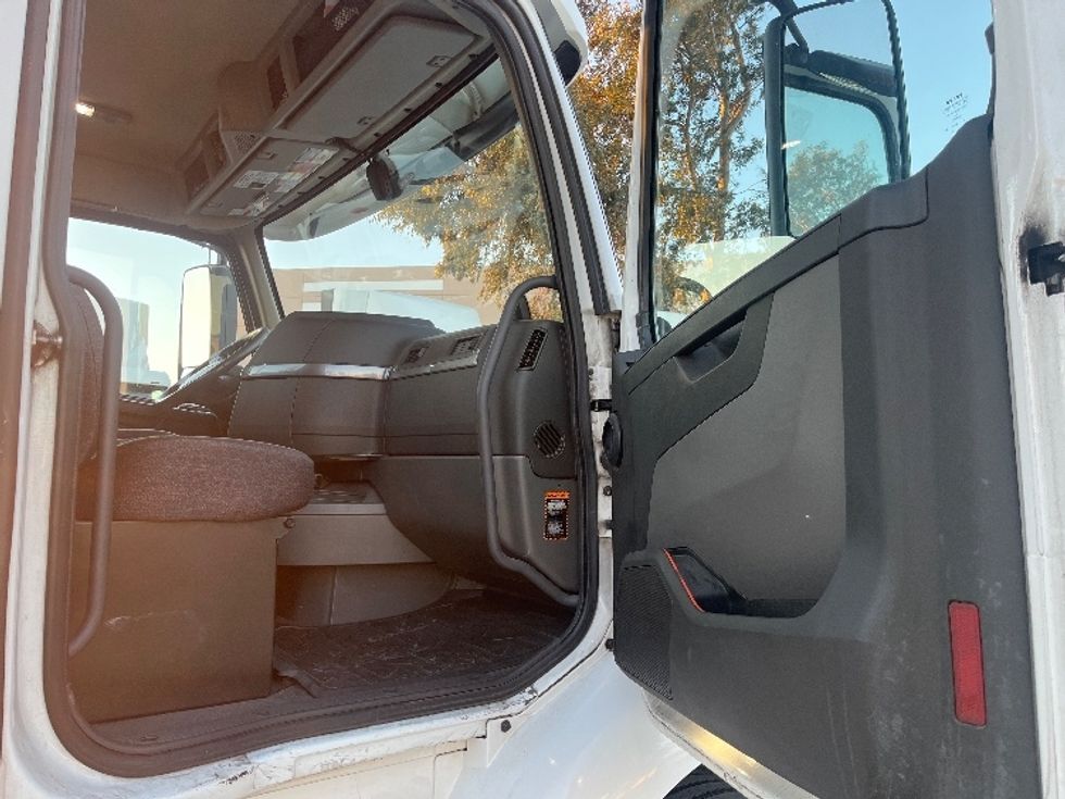 Day Cab Tractor-Heavy Duty Tractors-Volvo-2021-VNR64300-Fontana-CA-497,332\n\t\tmiles-$ 41,000 - Image 12