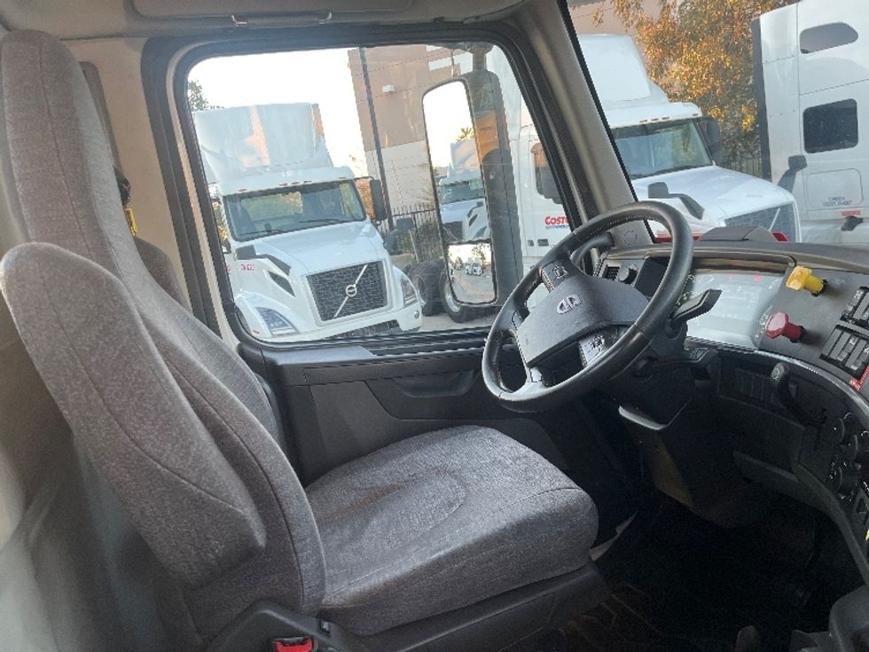 Day Cab Tractor-Heavy Duty Tractors-Volvo-2021-VNR64300-Fontana-CA-497,332\n\t\tmiles-$ 41,000 - Image 14