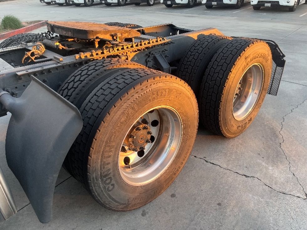 Day Cab Tractor-Heavy Duty Tractors-Volvo-2021-VNR64300-Fontana-CA-497,332\n\t\tmiles-$ 41,000 - Image 17