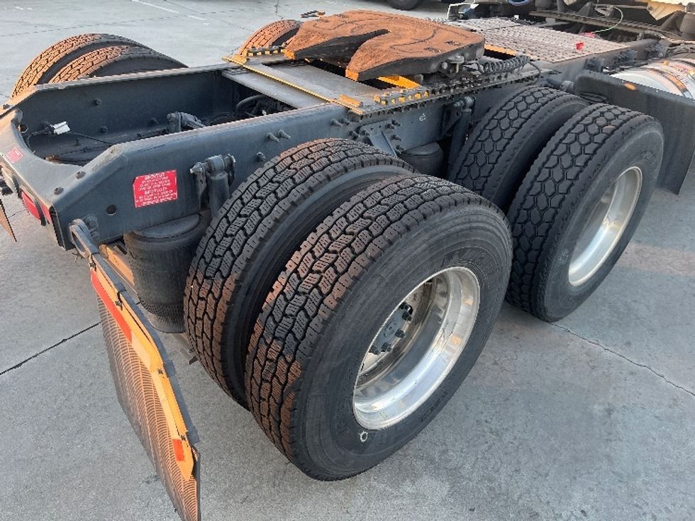 Day Cab Tractor-Heavy Duty Tractors-Volvo-2021-VNR64300-Fontana-CA-497,332\n\t\tmiles-$ 41,000 - Image 18