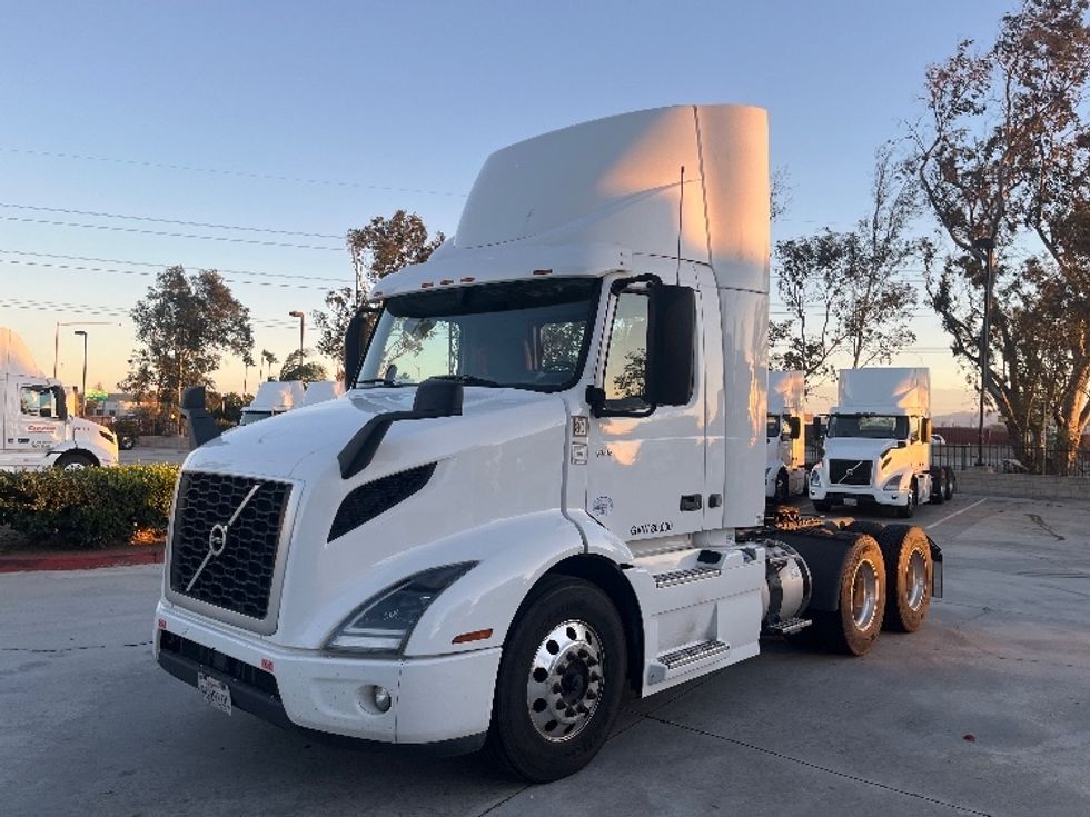 Day Cab Tractor-Heavy Duty Tractors-Volvo-2021-VNR64300-Fontana-CA-497,332\n\t\tmiles-$ 41,000 - Image 3