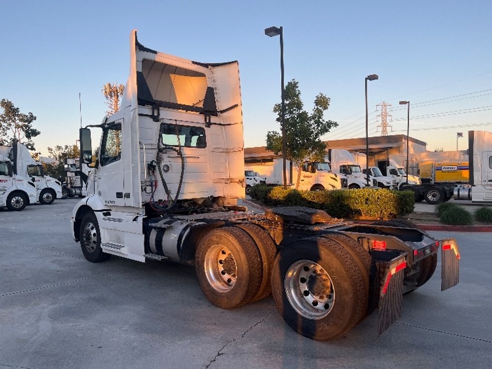 Day Cab Tractor-Heavy Duty Tractors-Volvo-2021-VNR64300-Fontana-CA-497,332\n\t\tmiles-$ 41,000 - Image 5