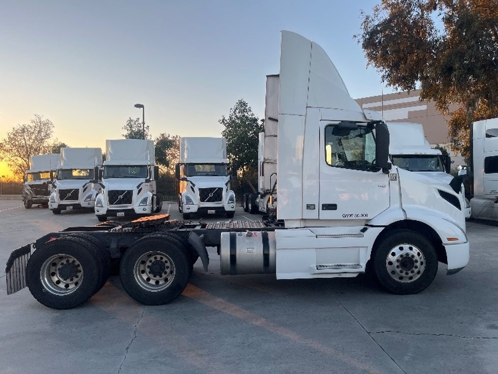 Day Cab Tractor-Heavy Duty Tractors-Volvo-2021-VNR64300-Fontana-CA-497,332\n\t\tmiles-$ 41,000 - Image 8