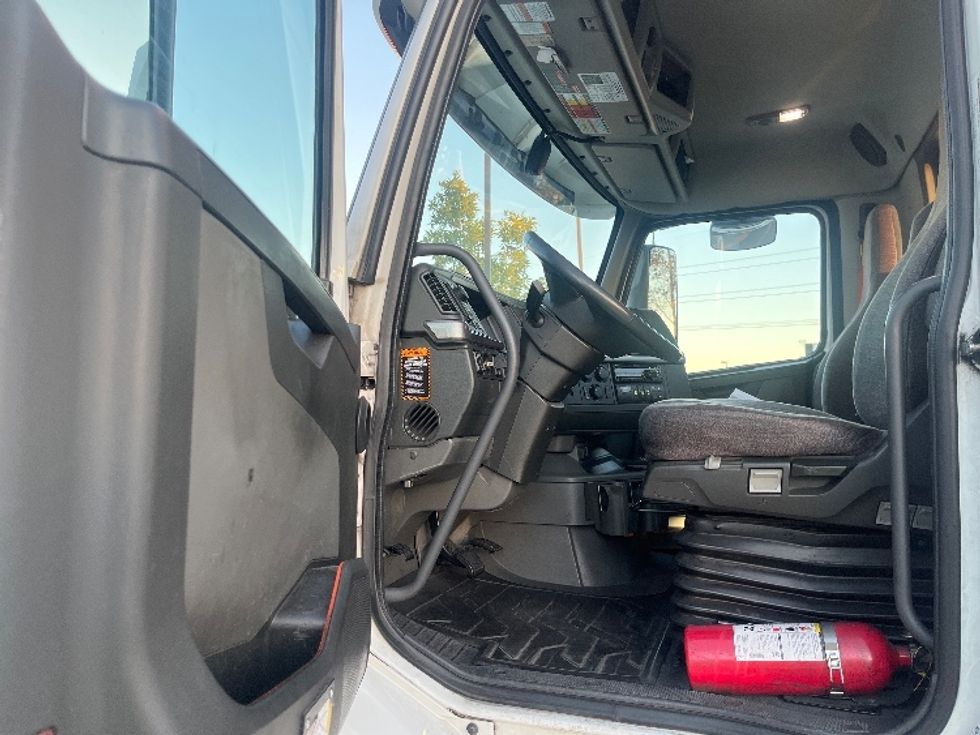 Day Cab Tractor-Heavy Duty Tractors-Volvo-2021-VNR64300-Fontana-CA-497,332\n\t\tmiles-$ 41,000 - Image 9
