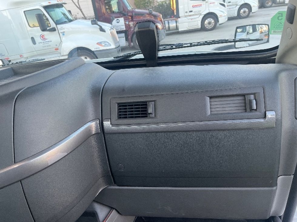 Day Cab Tractor-Heavy Duty Tractors-Volvo-2021-VNR64300-Fontana-CA-497,332\n\t\tmiles-$ 44,000 - Image 13