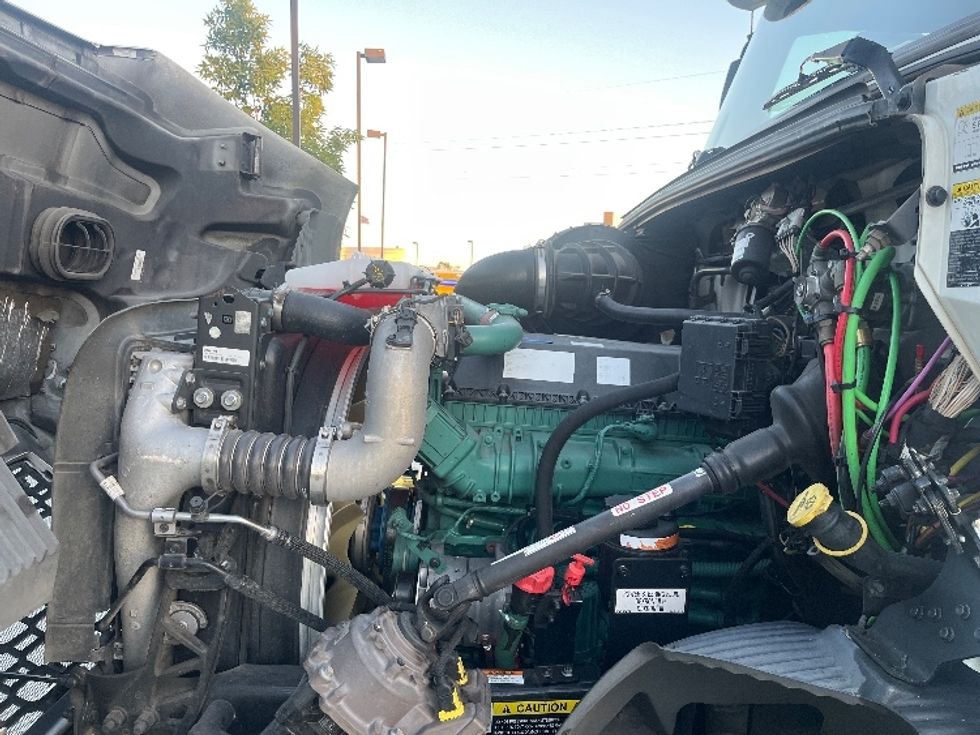 Day Cab Tractor-Heavy Duty Tractors-Volvo-2021-VNR64300-Fontana-CA-497,332\n\t\tmiles-$ 44,000 - Image 16