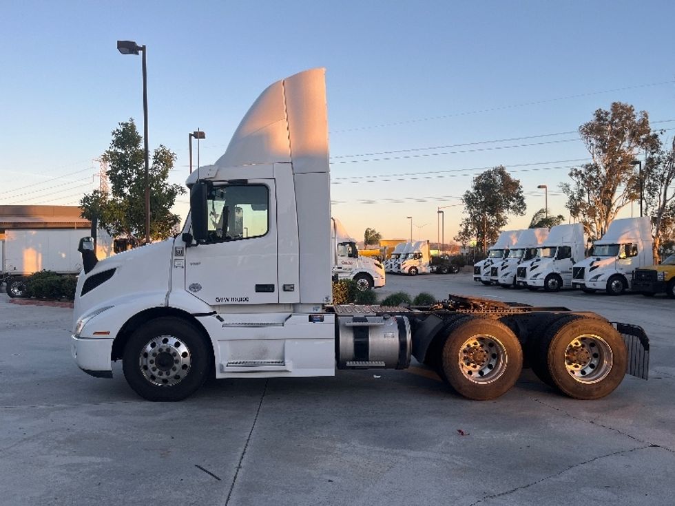 Day Cab Tractor-Heavy Duty Tractors-Volvo-2021-VNR64300-Fontana-CA-497,332\n\t\tmiles-$ 44,000 - Image 4