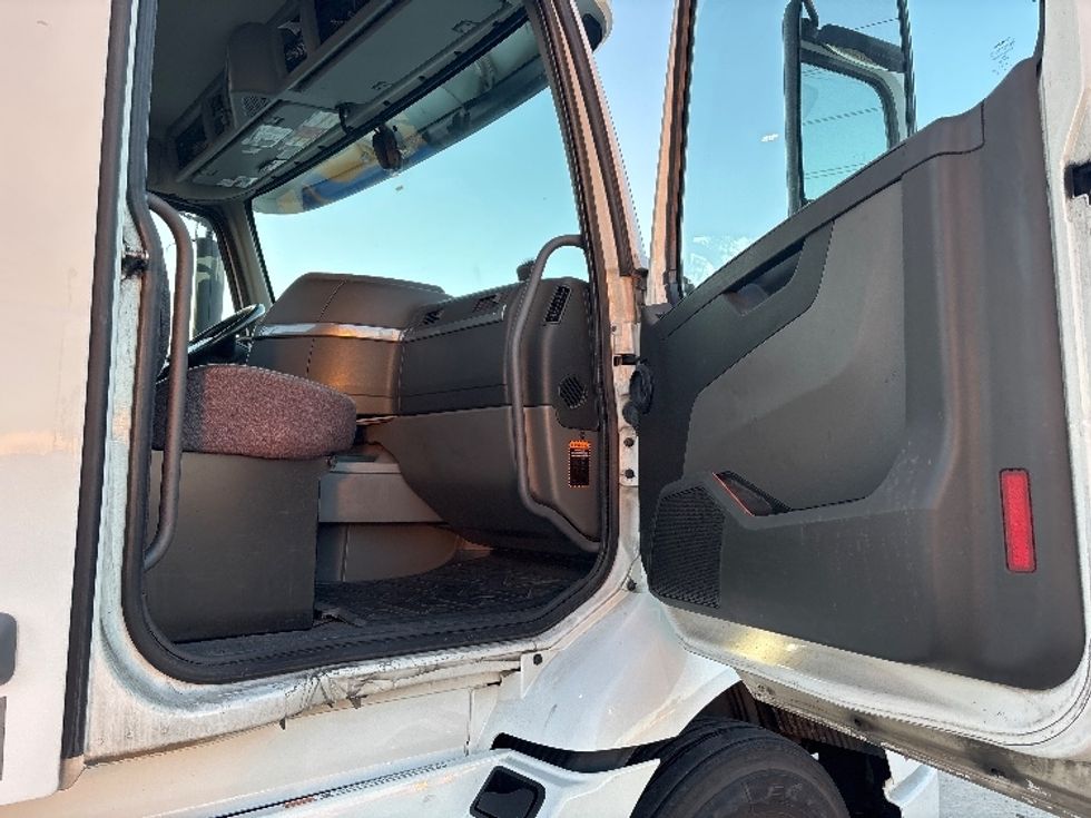 Day Cab Tractor-Heavy Duty Tractors-Volvo-2021-VNR64300-Fontana-CA-498,225\n\t\tmiles-$ 44,000 - Image 11